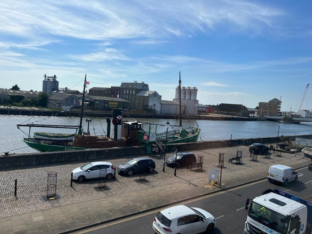 Spacious One Bedroom Flat With River View, 1E Great Yarmouth Dış mekan fotoğraf