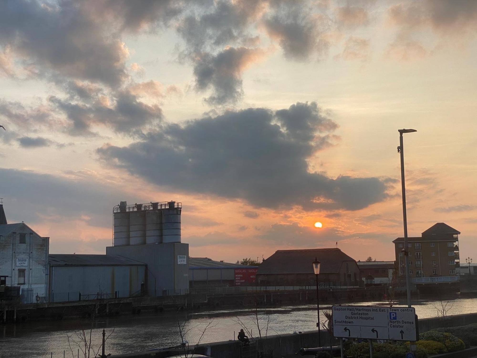 Spacious One Bedroom Flat With River View, 1E Great Yarmouth Dış mekan fotoğraf